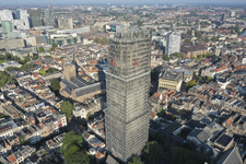 900649 Gezicht op de Domtoren te Utrecht, tijdens de restauratie, uit het zuidoosten, met op de achtergrond het ...